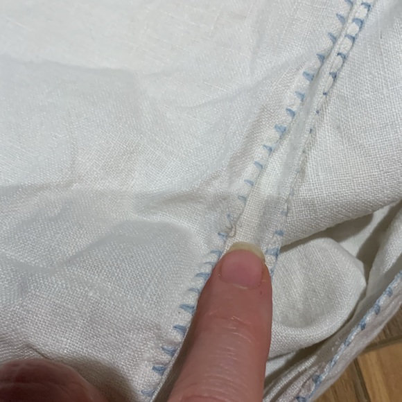 Vintage linen w Asian temples cross stitching throughout in good condition 50”sq - Picture 5 of 6